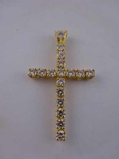 null Pendentif croix en or jaune (750) ornée de diamants de taille brillant, en serti...