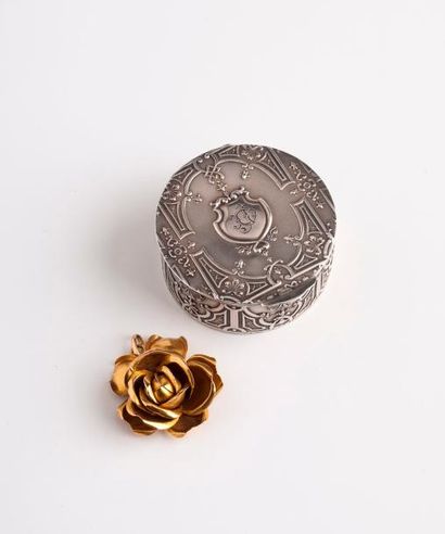 null Pendentif rose en or jaune (750)

Poids : 8,2 g. - H. : 32 mm. 

On joint :...