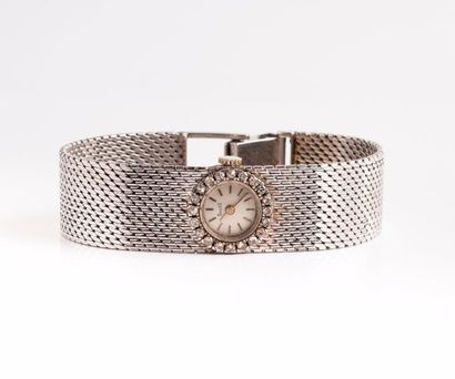 SOLVIL 

Montre bracelet de dame en or gris (750).

Boîtier de forme tonnelet en...