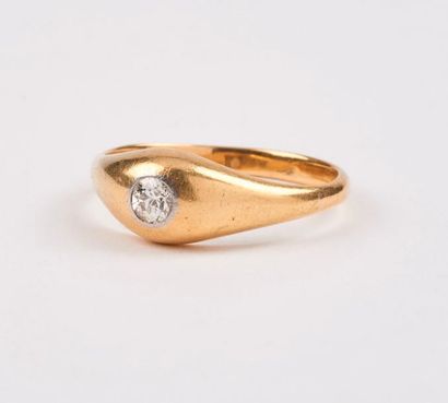 null Bague jonc en or jaune (750) centrée d'un diamant de taille ancienne en serti...