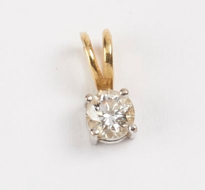 null Pendentif en or jaune (750) retenant un diamant de taille brillant en serti...