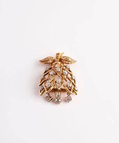 null Clip en forme de fleur exotique en or jaune (750) ajouré, orné de diamants taillés...