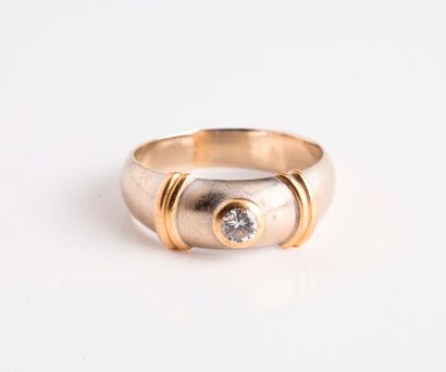 null Bague jonc en ors jaune et gris (750) centrée d'un petit diamant de taille brillant...