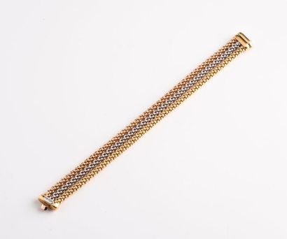 FOPE 

Bracelet formé de trois chaînes de trois ton d'ors (750). 

Fermoir clapet....