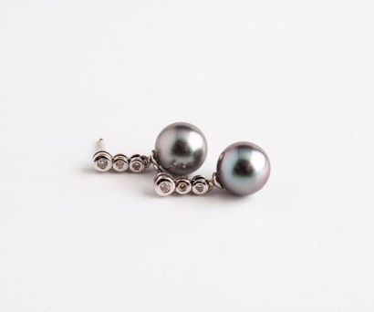 null Paire de pendants d'oreilles en or gris (750) ornées de perles de culture de...