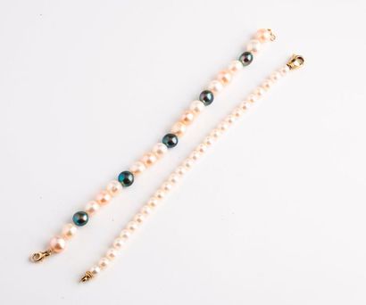 null Lot de deux bracelet : 

- l'un en perles de culture blanches. 

Fermoir mousqueton...