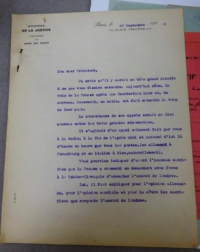 REYNAUD (Paul) 

Réunion de 15 lettres, un billet autographe, signés, 2 lettres signées,...