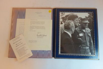 null Le président américain John Fitzgerald KENNEDY avec des officiels et un militaire.

Photographie...