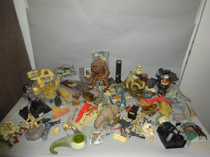 null STAR WARS

Lot de figurines, poupées; vehicules et produits dérivés vintage.

1977-85.

Etat...