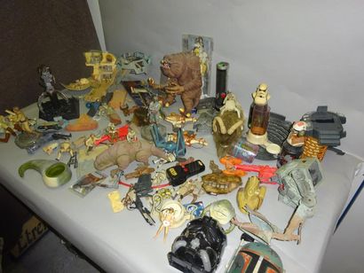 null STAR WARS

Lot de figurines, poupées; vehicules et produits dérivés vintage.

1977-85.

Etat...
