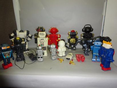 null ROBOTS

Lot de 15 Robots.

Etat d'usage sans boite - Non testé.