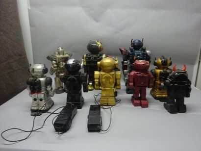 null ROBOTS

Lot de 10 Robots.

Etat d'usage sans boite - Non testé.