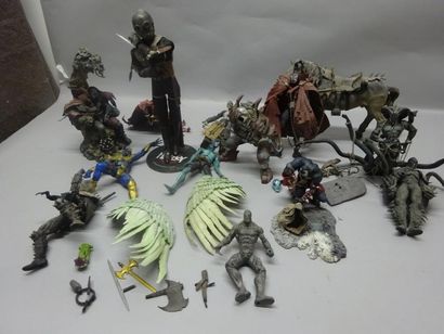 null SPAWN / HELLBOY
Lot de 10 Spawn + 2 Hellboy (Abe Sapien)
Circa 2000.
Etat d'usage...