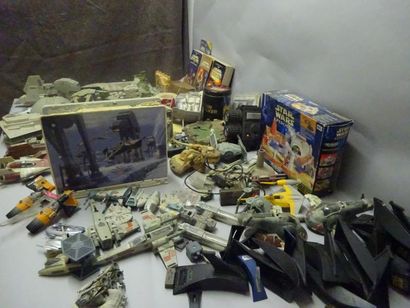 null STAR WARS

Lot de +/- 40 pieces de Micro Machines et Action Fleet.

1995 et...