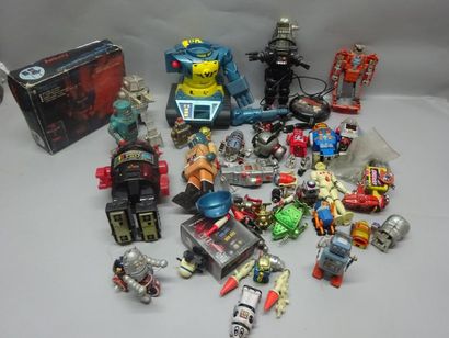 null ROBOTS TOLE

Lot de 35 Robots majoritairement en tole (rééditions) et Robby...