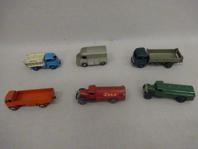 null Six Dinky Toys : 

- 25 o : Camion laitier Nestlé Ford bleu et crème. 

- 25...