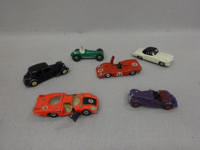 null Six Dinky Toys :

- 24 H : Mercedes 190 SL rouge. 

- 24 N : Citroën 11 BL noire.

-...