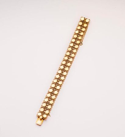 SANZ 

Bracelet en or jaune (750) à maille résille ornée d'une frise de pastilles...