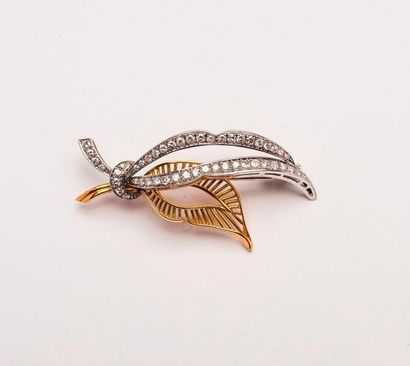 null Broche ajourée feuilles en ors gris et jaune (750), l'une pavée de diamants...