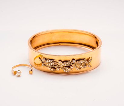 null Bracelet rigide ouvrant en or jaune (750) à décor d'une guirlande feuillagée...