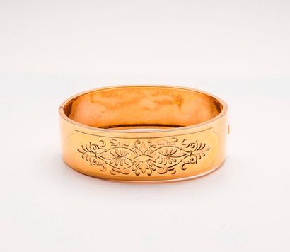 null Bracelet rigide ouvrant en or jaune (750) à décor ciselé et ajouré de palmettes...