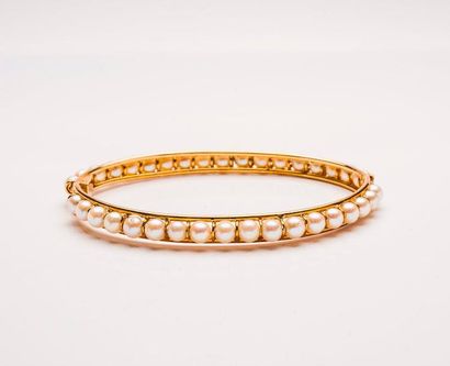 null Bracelet ouvrant en or jaune (750) orné de perles de culture blanches. 

Fermoir...