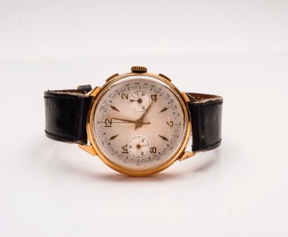 null Montre chronographe bracelet d'homme.

Boîtier rond en or jaune (750).

Cadran...