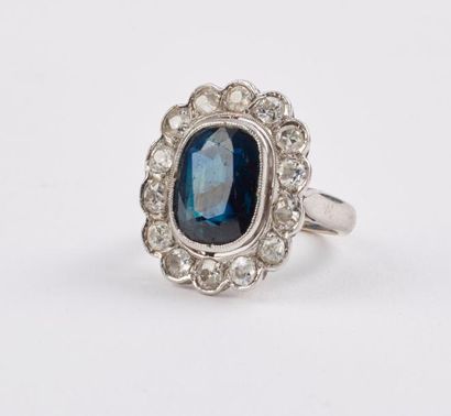 null Bague marguerite en or blanc (750) ornée d'un saphir de taille ovale en serti...