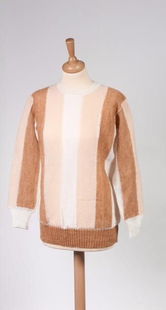 COURREGES 

Pull à col rond en maille à bandes écru, beige rosé et camel alternées...