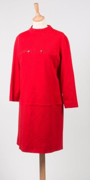 COURREGES 

Robe droite en lainage rouge à manches longues et petit col cheminée.

Deux...