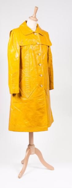 CREATION PIERRE CARDIN PARIS 

Manteau imperméable en toile façon vinyle jaune moutarde...