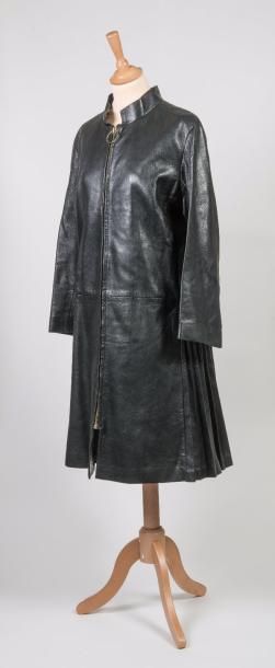 Les vêtements de peau de Pierre CARDIN 

Manteau trois quart en cuir noir à fermeture...