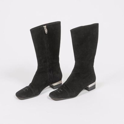 CHANEL 

Paire de bottes courtes en daim noir, à petit talon carré à détail métal...