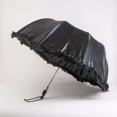 Jean-Paul GAULTIER 

Parapluie, en forme de cloche, en toile noire façon satin, et...