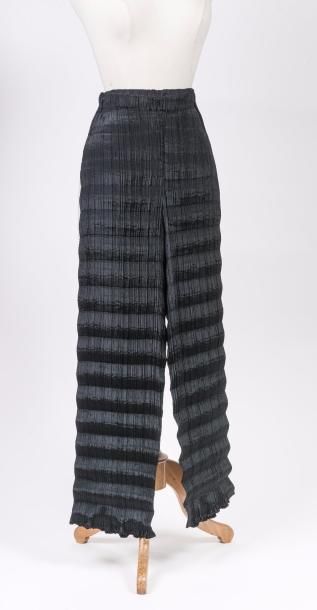 Issey MIYAKE 

Pantalon à taille élastique en tissu noir plissé.

Taille S.