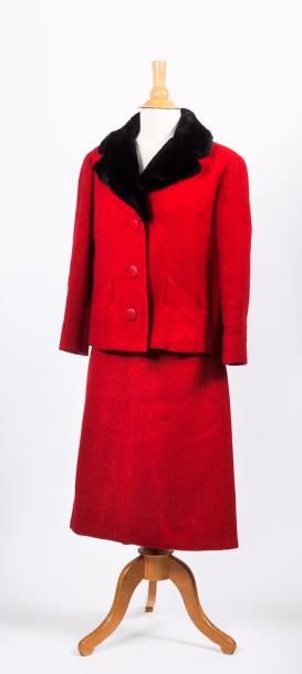 Christian DIOR Boutique 

Veste courte en lainage rouge vermillon et col en fourrure...