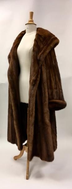 Jeanne LANVIN - CASTILLO 

Manteau long en vison brun clair à deux poches.

Col châle,...