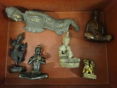 null Lot comprenant :

- ASIE

Bouddha en prière en bois exotique sculpté, reposant...