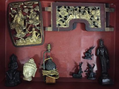 null Mannette d'objets asiatiques :

- 5 divinités bouddhiques en métal et bronze...