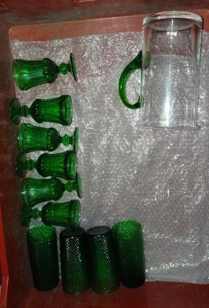 null Six verres à pied et quatre verres à orangeade en verre vert.

Petits éclats.

On...
