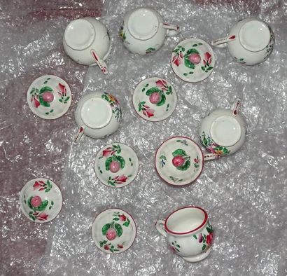 null Sept pots à crème en faïence à décor vert et rose.