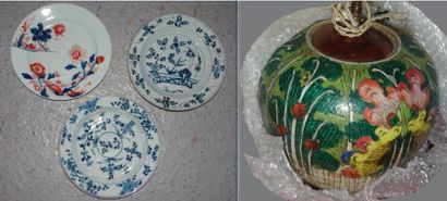 null Mannette de porcelaines chinoises :
- trois assiettes en décor en bleu, ou bleu...