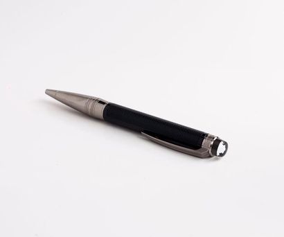 MONTBLANC 

Stylo bille en acier et résine noir guilloché. 

H. : 13,5 cm.

Dans...