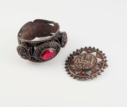 null Deux bijoux en argent (min. 800) :

- Broche ronde à décor ajouré d'une étoile,...