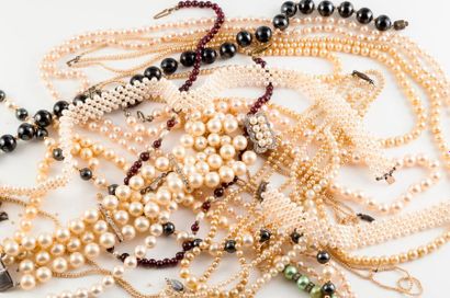 null Important lot de colliers ou bracelets de perles fantaisies. 

On joint : 

Trois...