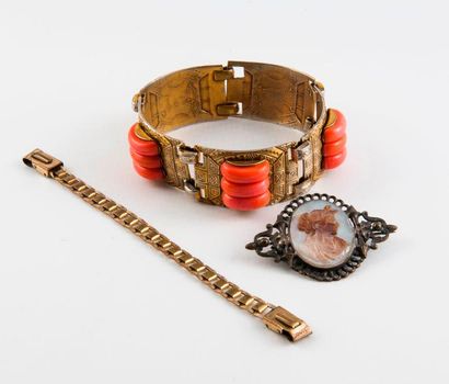 null Lot de bijoux fantaisie comprenant : 

- Bracelet articulé en métal doré orné...