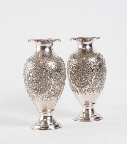null Paire de vases ovoïde en argent (min. 800). Décor oriental de grues et de feuillages...