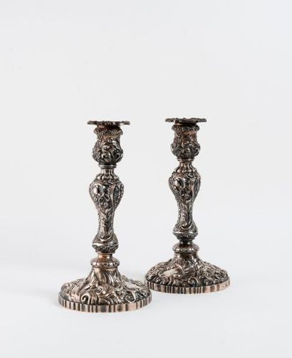 null Paire de flambeaux en argent (925) à fût balustre à décor rocaille estampé,...