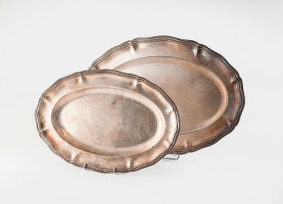 CHRISTOFLE 

Deux plats ovales en métal argenté à bords contournés et moulurés de...