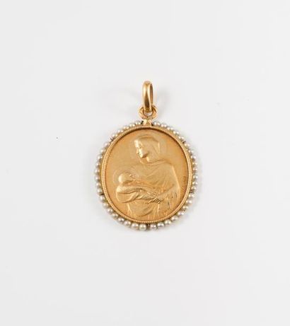 null Médaille religieuse de forme ovale en or jaune (750) à décor d'une Vierge à...